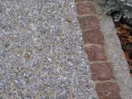 Einfassungen des Treppenaufganges aus neuem Granitbord 8x22cm; Pflasterbelag: Kamenzer Mosaikpflaster mit Rahmung aus schwedischem Granitkleinpflaster