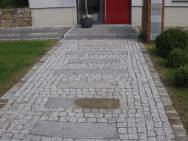 Intergration von großformatigen Granit- und Sandsteinplatten in die Pflasterung und wassergebundenen Deckschichten