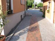 Gehweg zum Garten und Sitzterrasse aus Klinkerpflaster der Fa. AKA