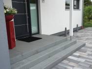 Eingangspodest mit 2 vorgelagerten Trittstufen; Material: Granit „Tahiti Blue“ 